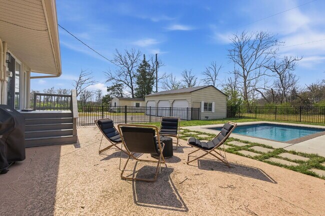 Building Photo - Charming 3-Bed Oasis with Scenic Waterfront Views and Pool 15 minutes from Downtown Nashville