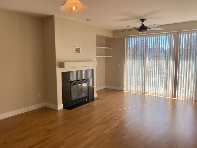 Building Photo - ****MOVE IN SPECIAL**: Move in before Octo...