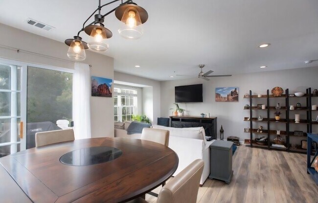 Building Photo - 1092 Shadowlawn Dr