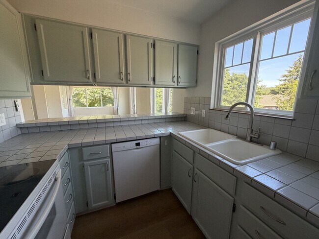 Building Photo - **Bright & Updated 2-Bedroom Condo with Water View in Friday Harbor!**