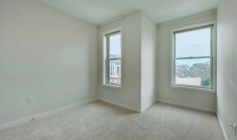 Building Photo - 1350 Maryland Ave NE