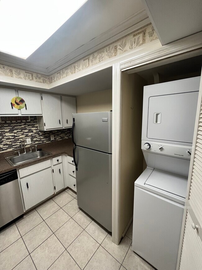 Kitchen feature stainless steel appliances - 671 Midway Dr