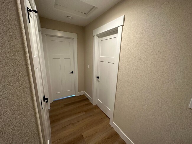 Building Photo - 616