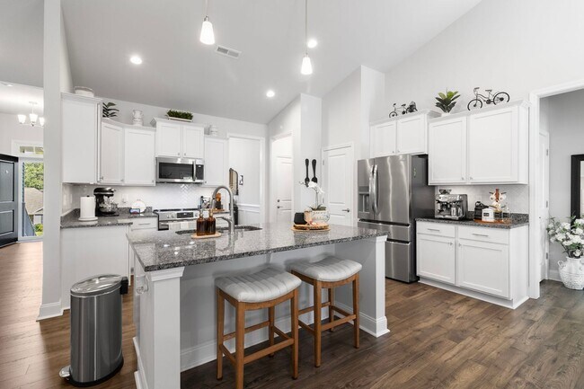 Building Photo - Beautiful 3 Bedroom 2 Bath Ranch