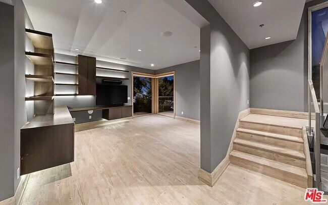 Building Photo - 1600 Viewmont Dr