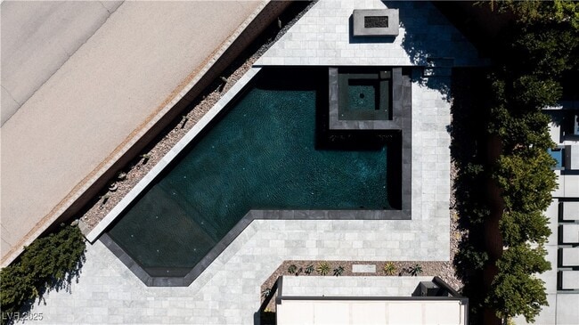 Building Photo - 1 Garden Shadow Ln