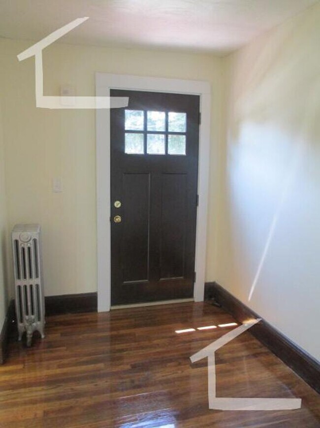 Building Photo - Nice 4 bed in Oak Square