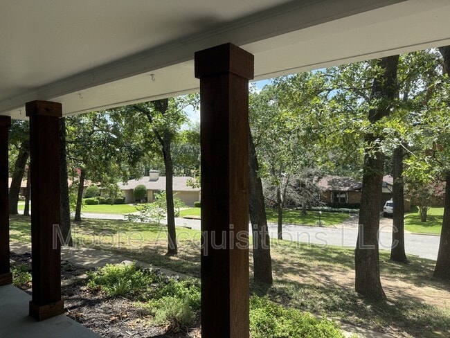 Building Photo - 3601 Oakwood Dr