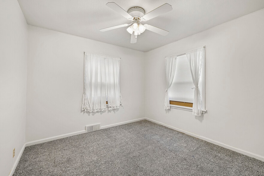 Building Photo - 225 E 2nd S