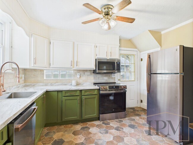 Building Photo - Available Now - Spacious 3-bedroom Home Lo...