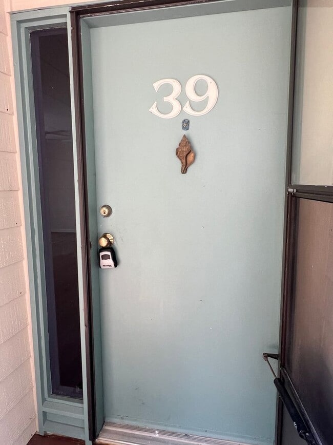 Building Photo - First Floor Forest Gardens - Walk to Beach!