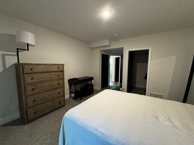 Building Photo - 5 Bed 4 Bath Home fenced yard