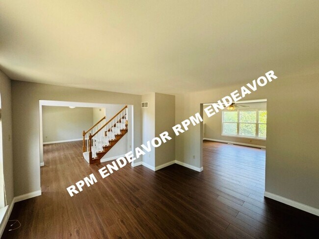 Building Photo - Spacious 4 bedroom, 2.5 bath home availabl...