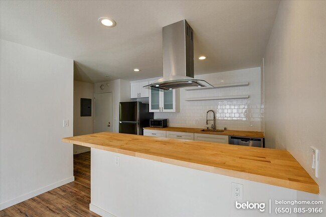 Building Photo - 7 Commodore Dr