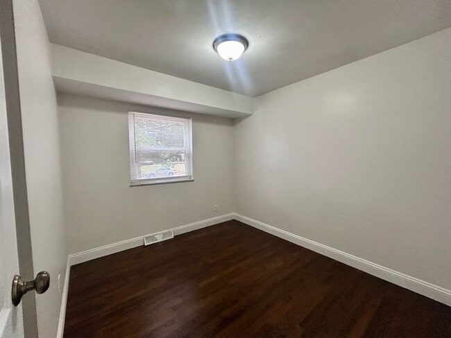 Building Photo - 5148 Fullerton Dr