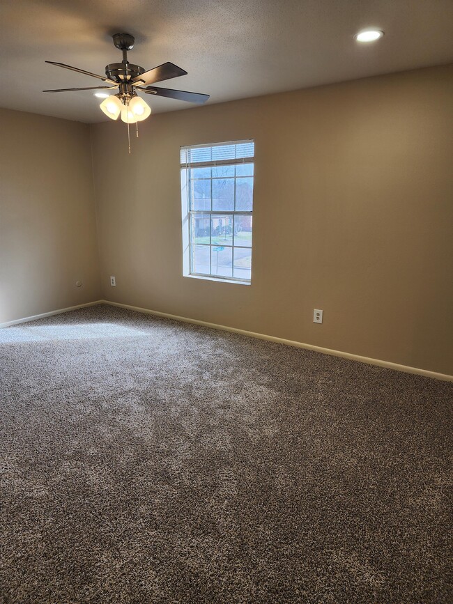 Building Photo - 410 Yorktown Ln