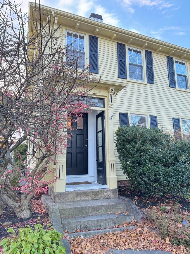 Building Photo - 142 Main St