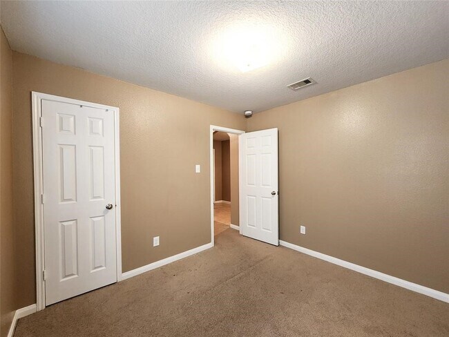 Building Photo - 927 Paradise Rd