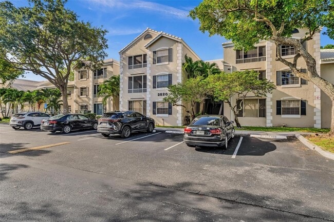 Building Photo - 2820 N Oakland Forest Dr