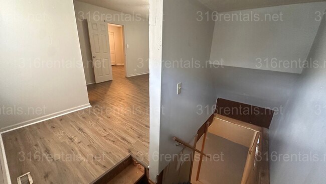 Building Photo - $1195 - 3 bed 1.5 bath - Single Family Hom...