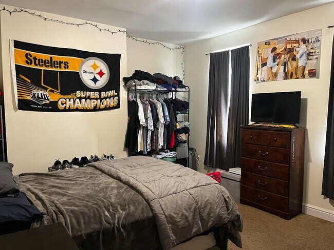 Building Photo - 2128 E Carson St