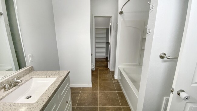 Building Photo - 1006 Cedar St