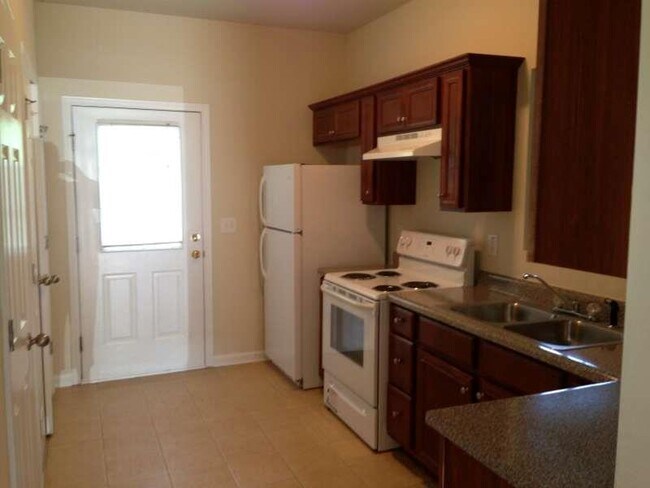 Building Photo - 331 Village Dr