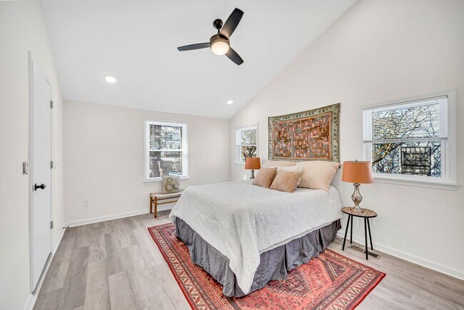 Building Photo - 3 Bed 2 Bath House w/Fenced Yard in East N...