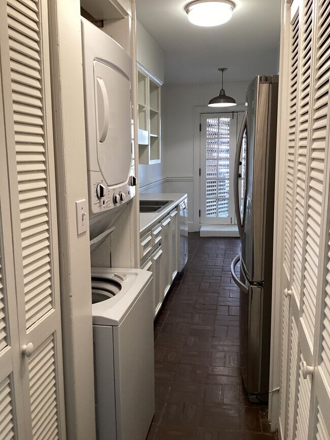 Building Photo - 431 Barnard St