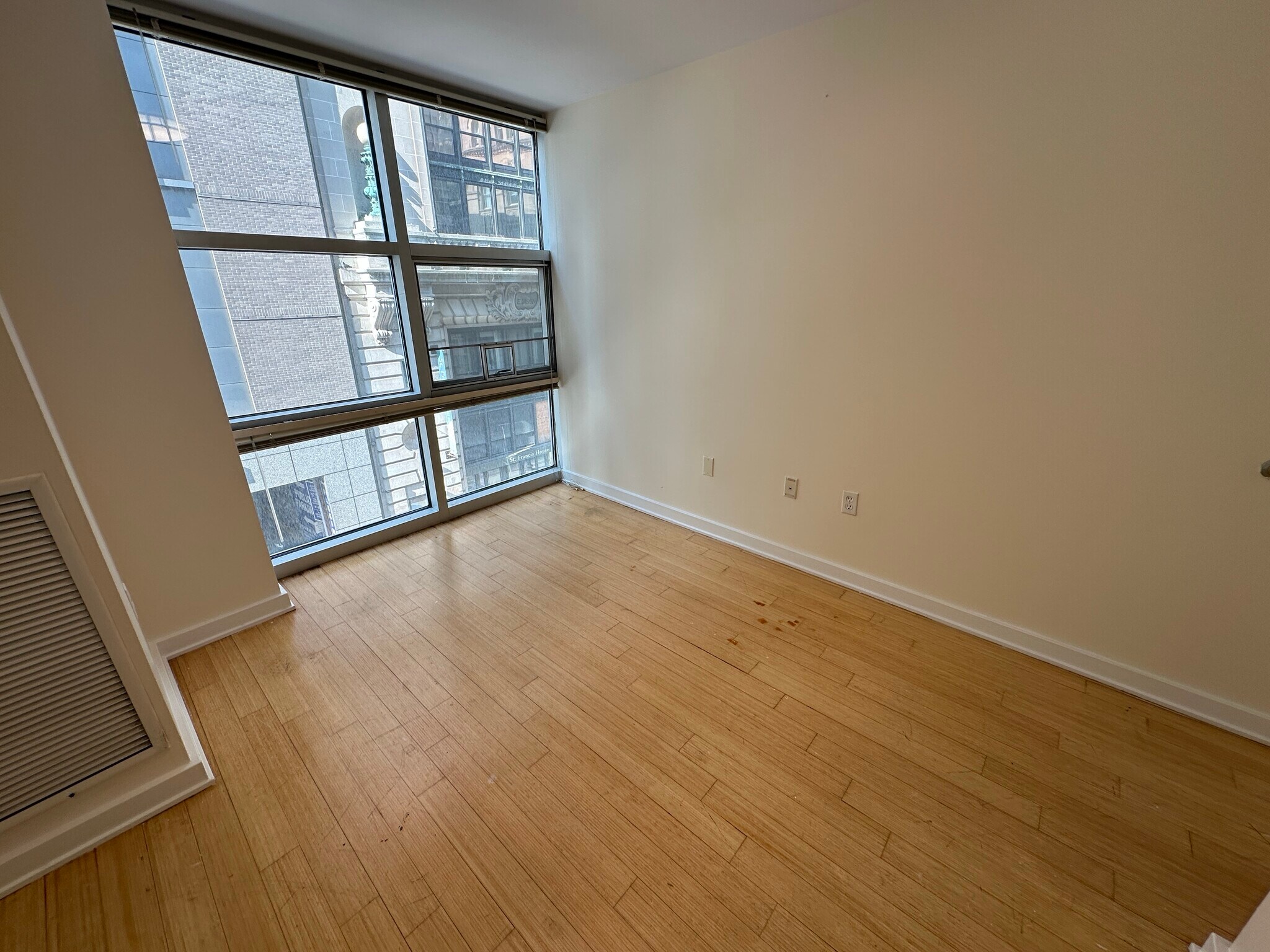 Building Photo - 32 Boylston St