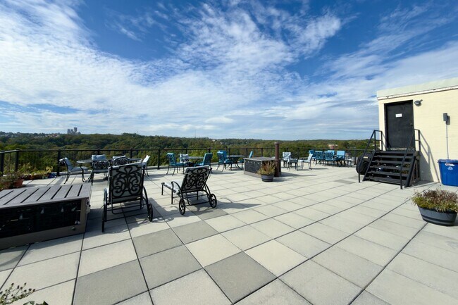 Building Photo - Bright and Peaceful One-Bedroom with Built-Ins and Rooftop Views