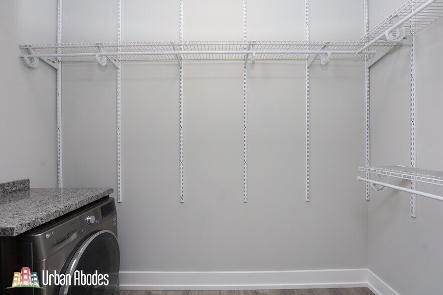 Building Photo - 711 W Brompton Ave