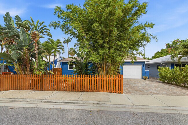 Building Photo - 721 N Lakeside Dr