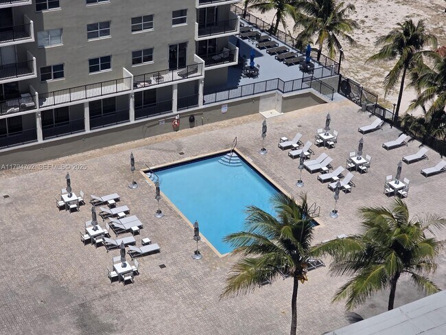 Building Photo - 9225 Collins Ave