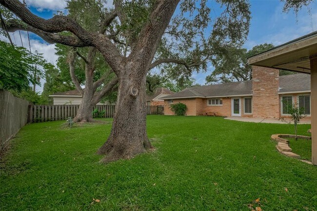 Building Photo - 7906 Braesview Ln