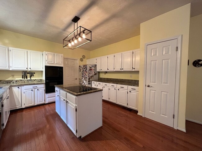 Building Photo - Spectacular 3 Bed 3.5 Bath Brick Home in Scenic Riverview Estates