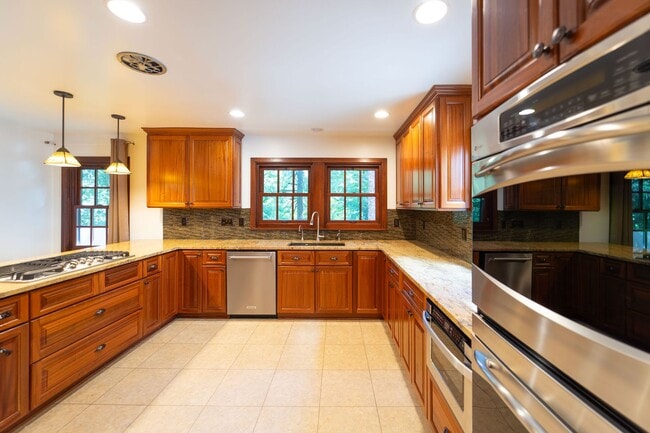 Building Photo - Luxurious Portland Heights home tucked away on a private street on nearly half an acre.