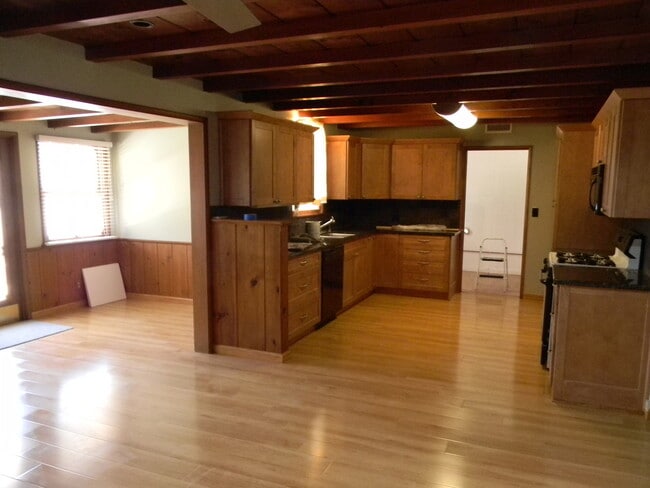 Building Photo - 1202 E Everett Pl