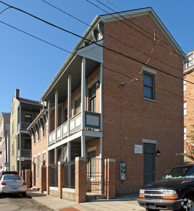 Primary Photo - 213-215 Woodward