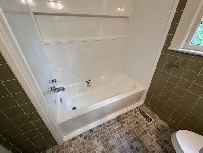 Building Photo - 2 Bedrooms, 1 Bathroom - House in West Rome!