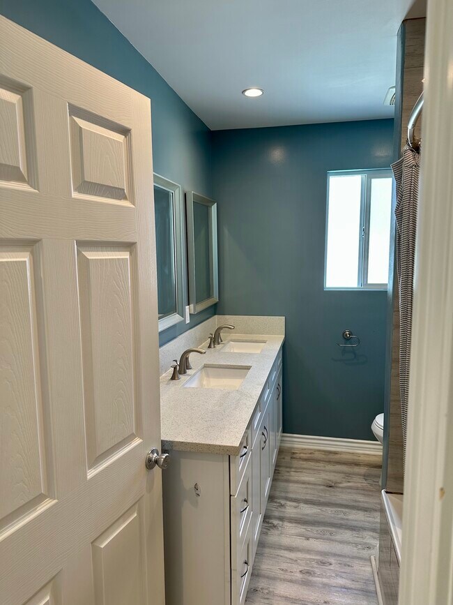 Master bath - 6712 Cedros Ave