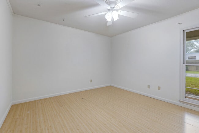 Building Photo - 225 Aurore Ave