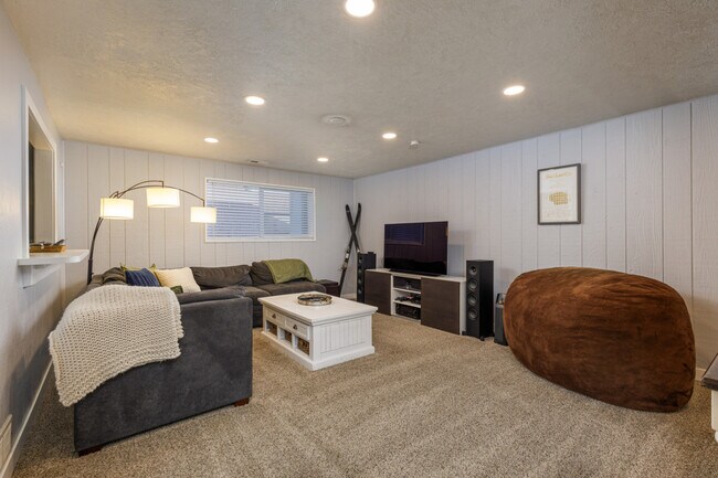 Building Photo - 1416 S Hollow Dale Dr