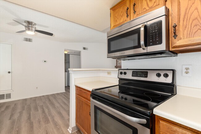 Building Photo - 923 S Zeno Way