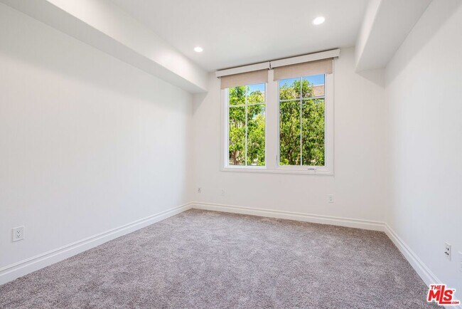 Building Photo - 6241 Crescent Park W