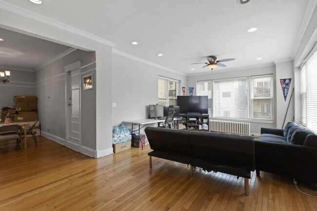 Building Photo - 2 bedroom in Chicago IL 60657