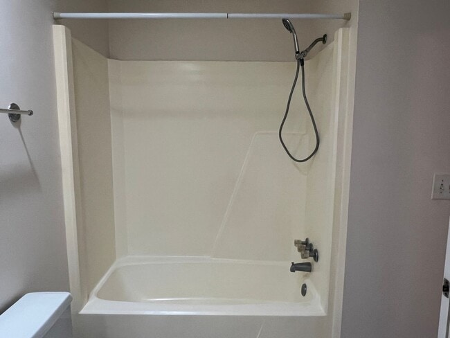 Building Photo - First Floor Forest Gardens - Walk to Beach!