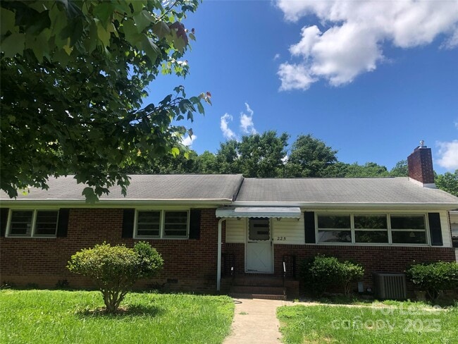 Primary Photo - 225 N Generals Blvd