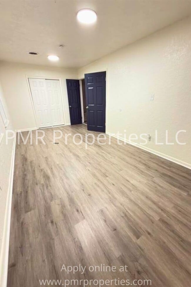 Building Photo - 4 Bedrooms / 2 Bathrooms House