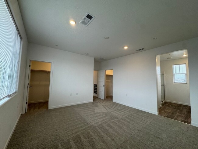 Building Photo - 997 Pioneer Dr W